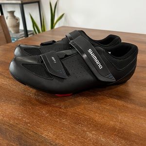Men’s shimano cycling shoes with Peloton cleats already attached. Size 9.5 US.